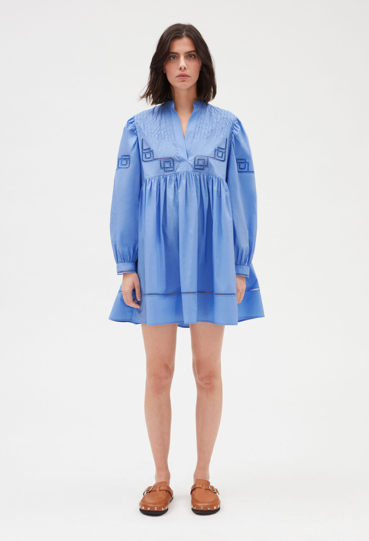 Kurzes, besticktes Baumwollkleid, blau