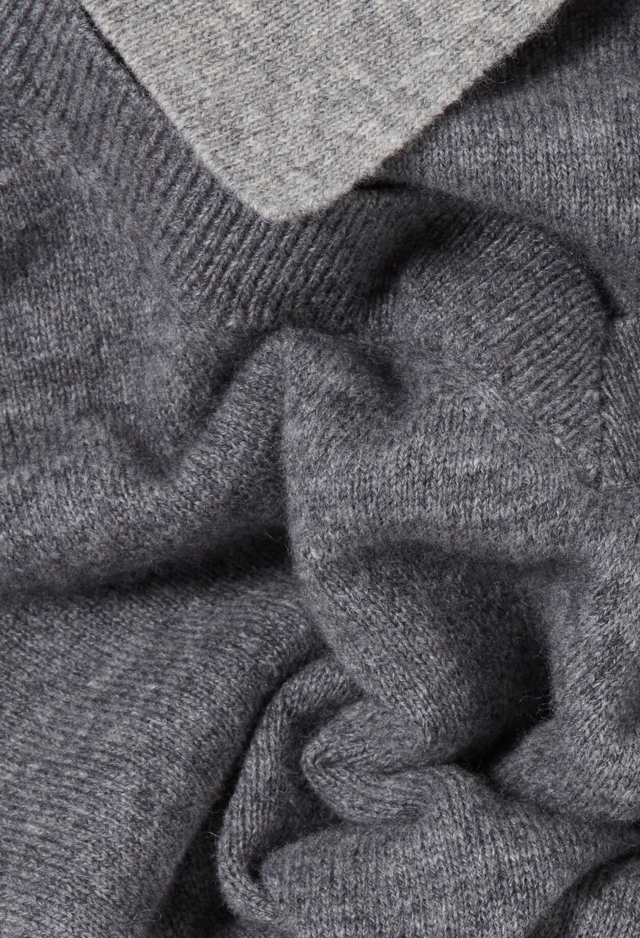 Wollpullover mit V-Ausschnitt