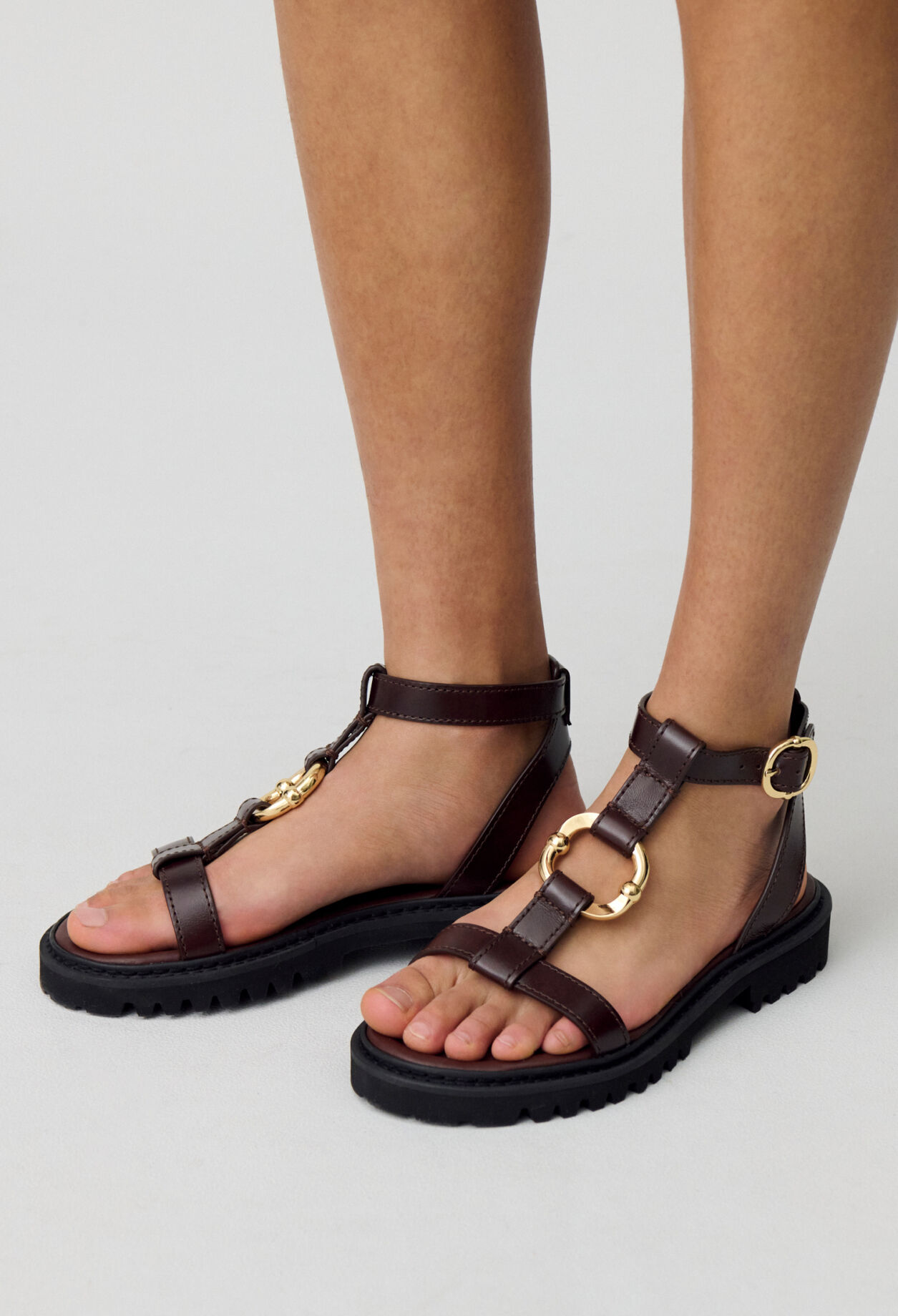 Ledersandalen mit goldenem Ring