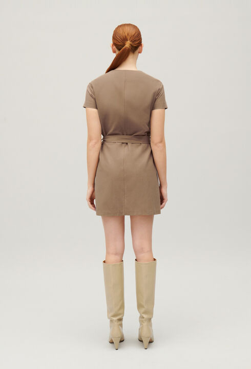 Kurzes, gekn&ouml;pftes Kleid Braun