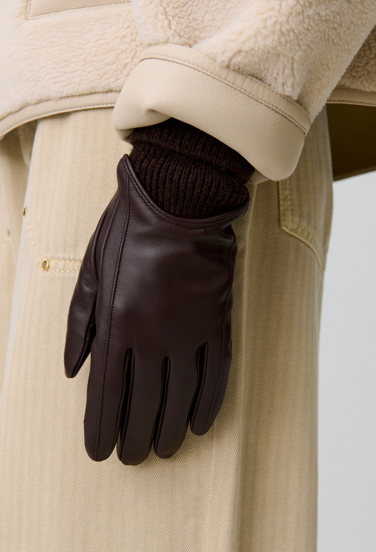 Handschuhe aus Leder und Strick