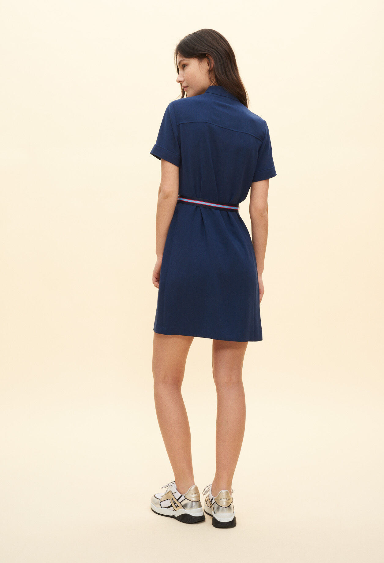 Kurzes Kleid mit Gürtel