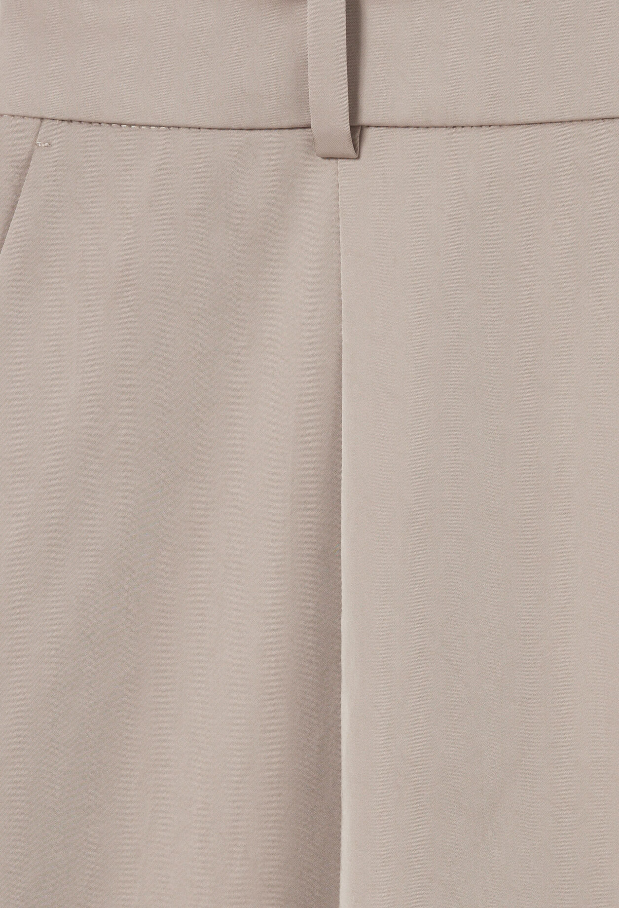 Kurze Bermuda-Shorts mit Falten.