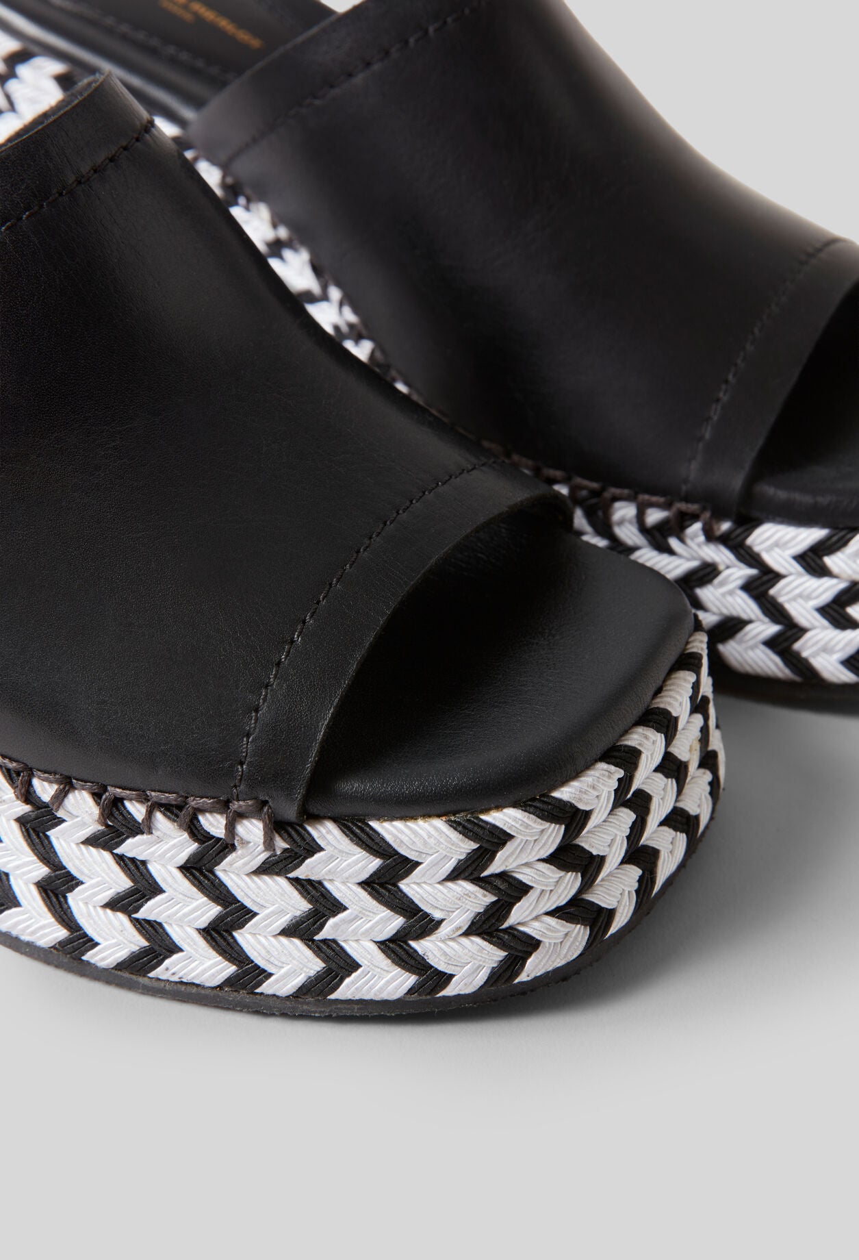 Two-tone woven raffia mules