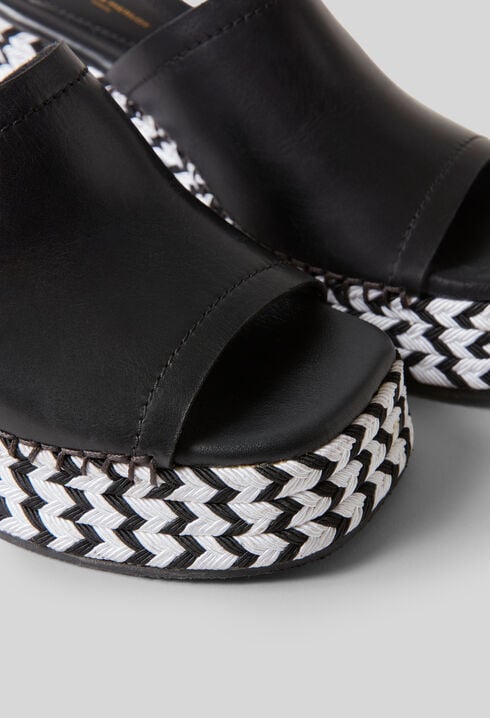 Zweifarbige geflochtene Raphia-Mules