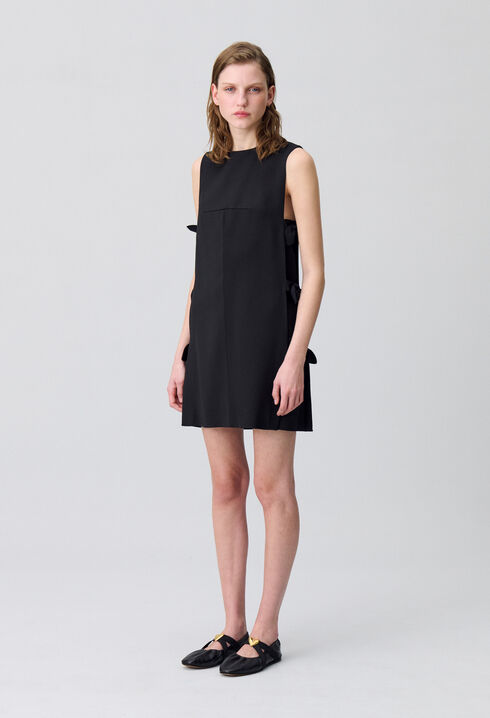 Kurzes Kleid mit Schleifen