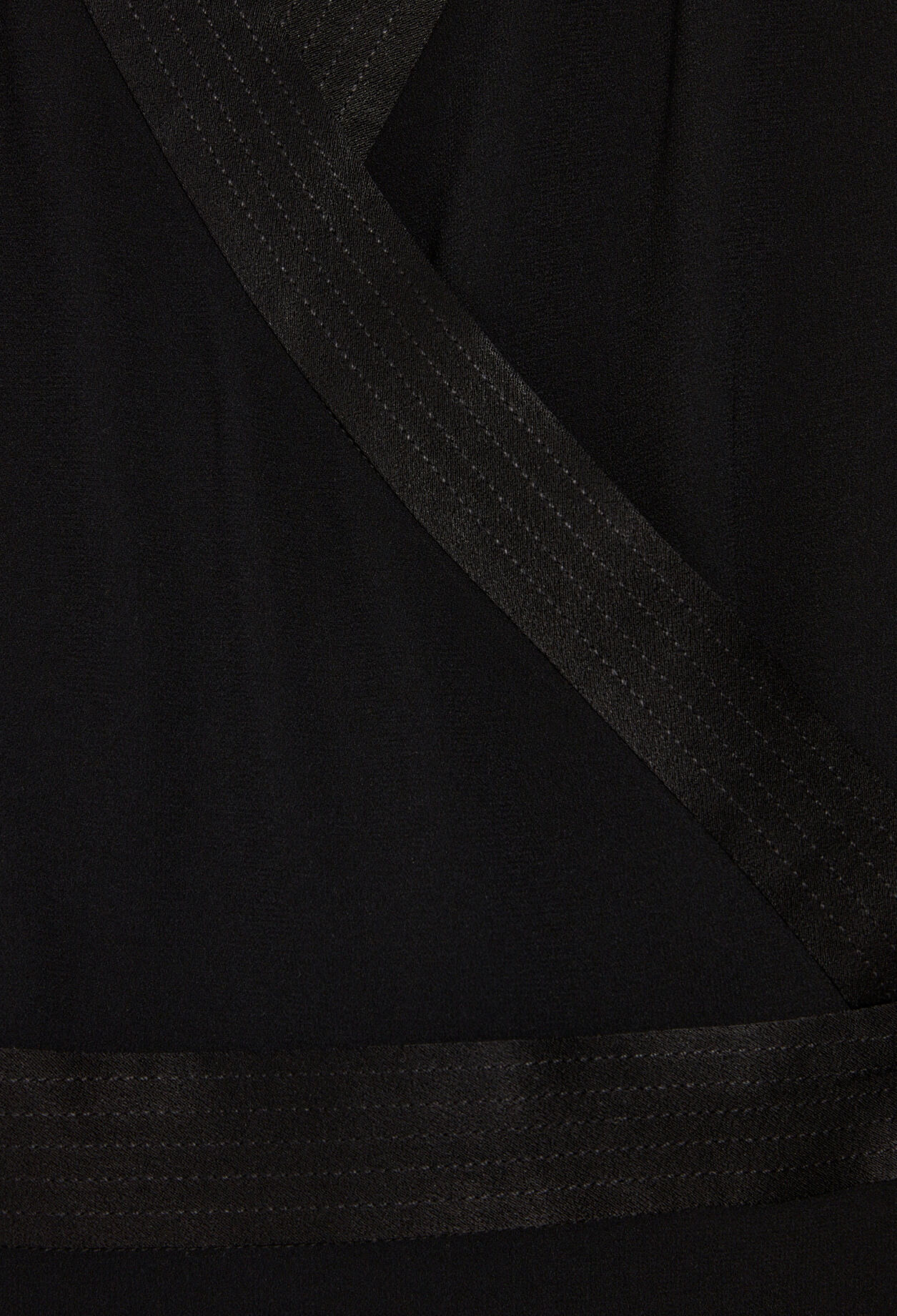 Robe courte cache-c&oelig;ur noir