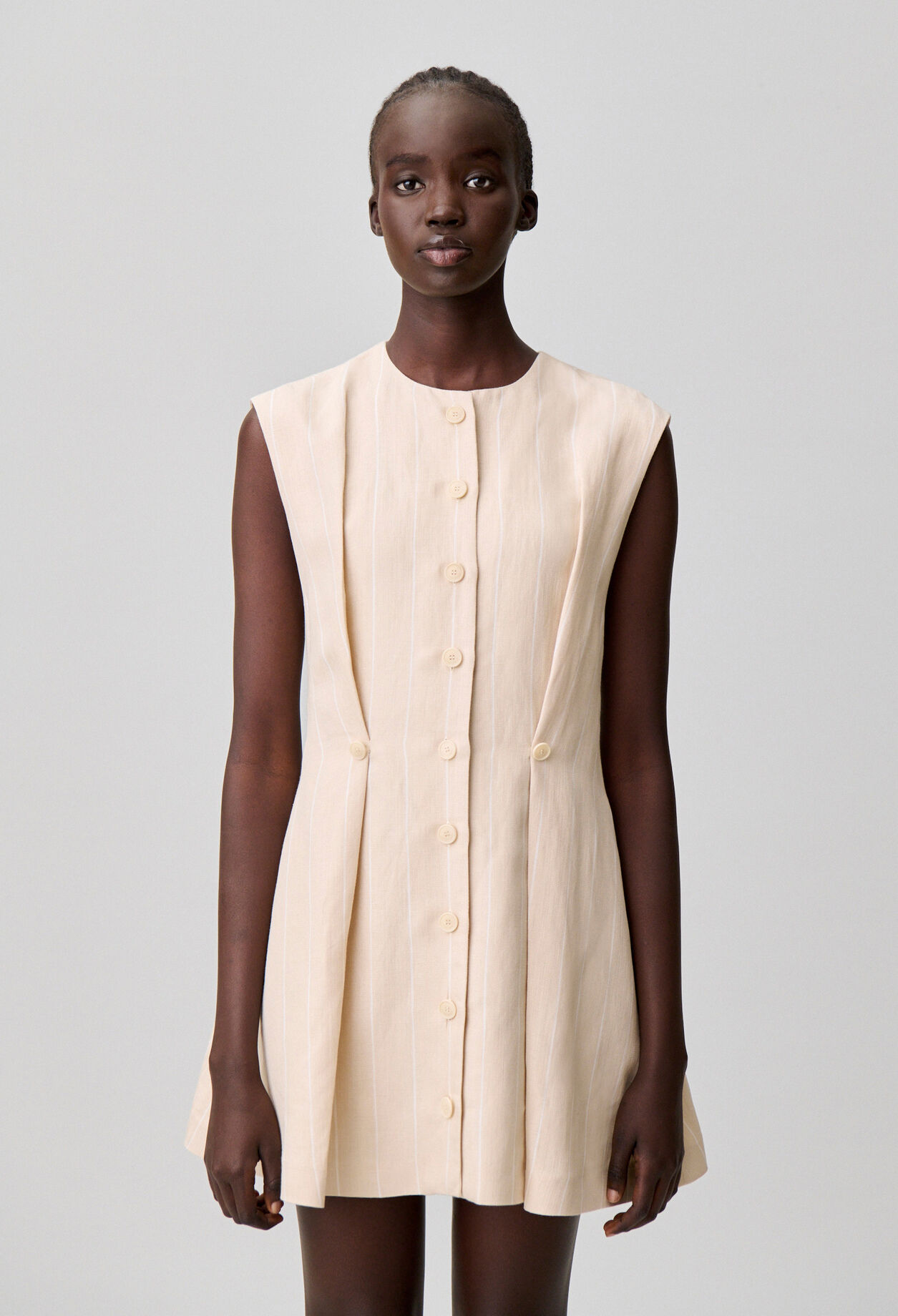 Robe courte sans manches