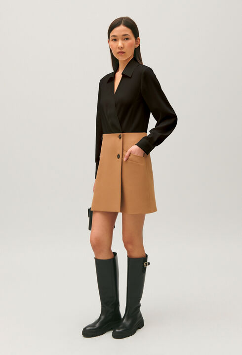 Kurzes, tailliertes Kleid, zweifarbig