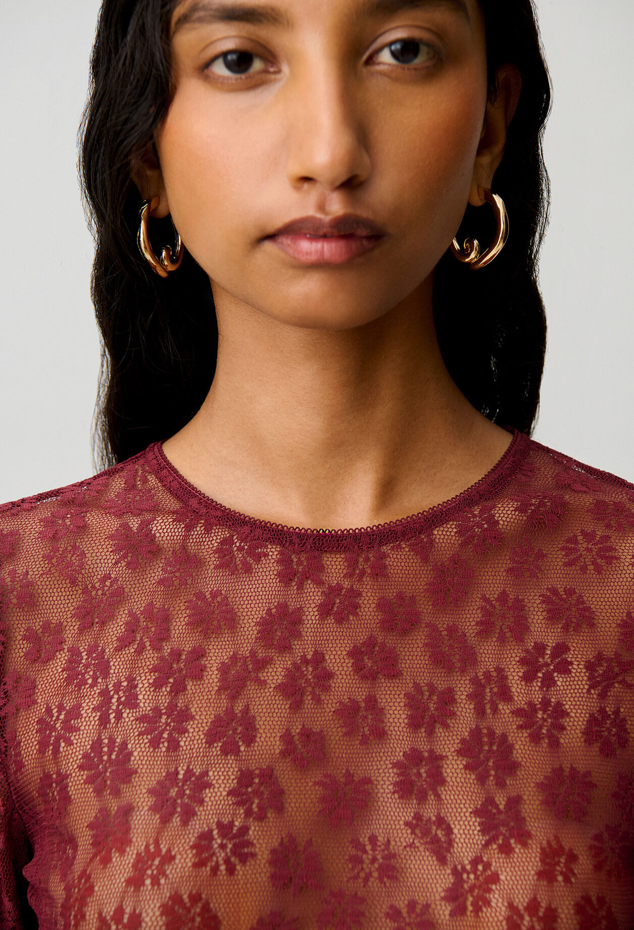 Fitted long-sleeved lace T-shirt