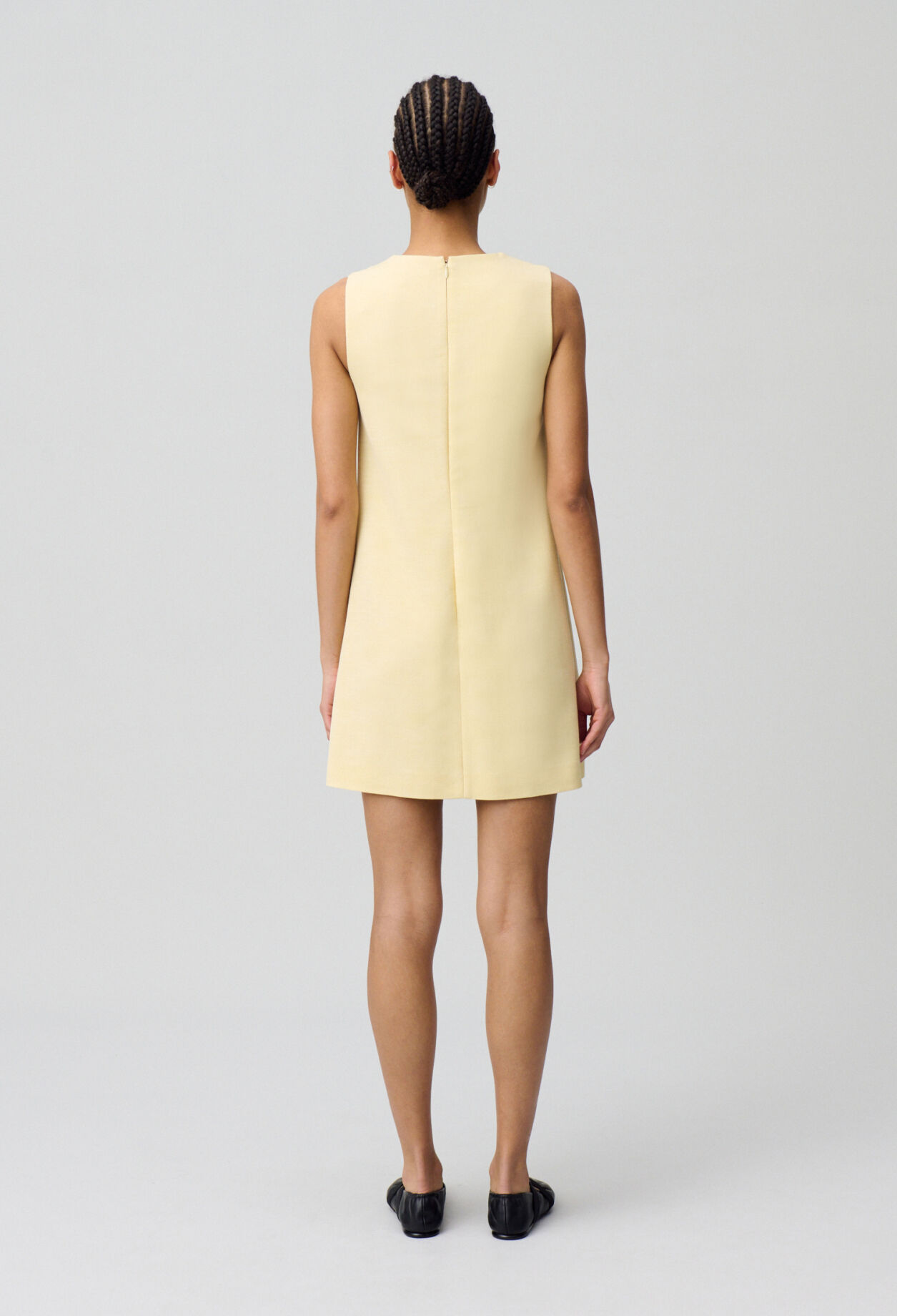 Tailliertes kurzes Kleid