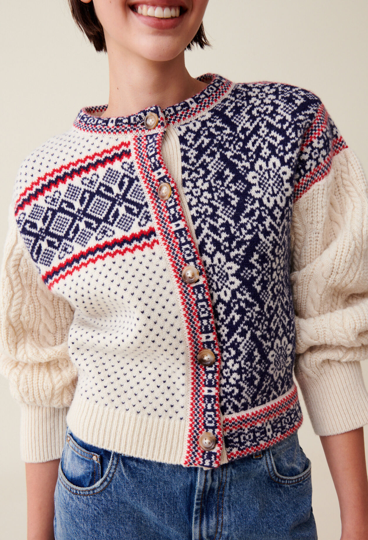 Strickjacke mit Zopfmuster