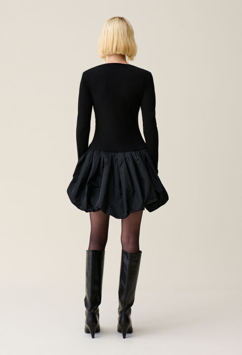Schwarzes Kleid mit Ballonrock