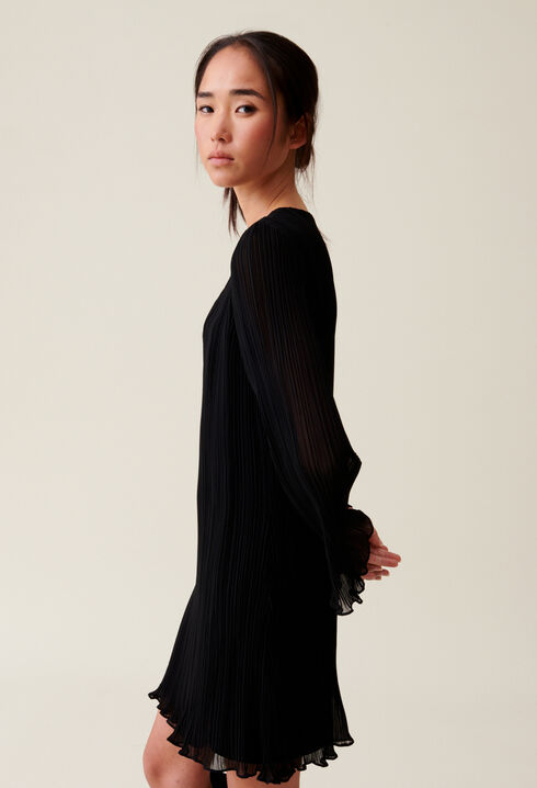Kurzes, plissiertes Langarmkleid