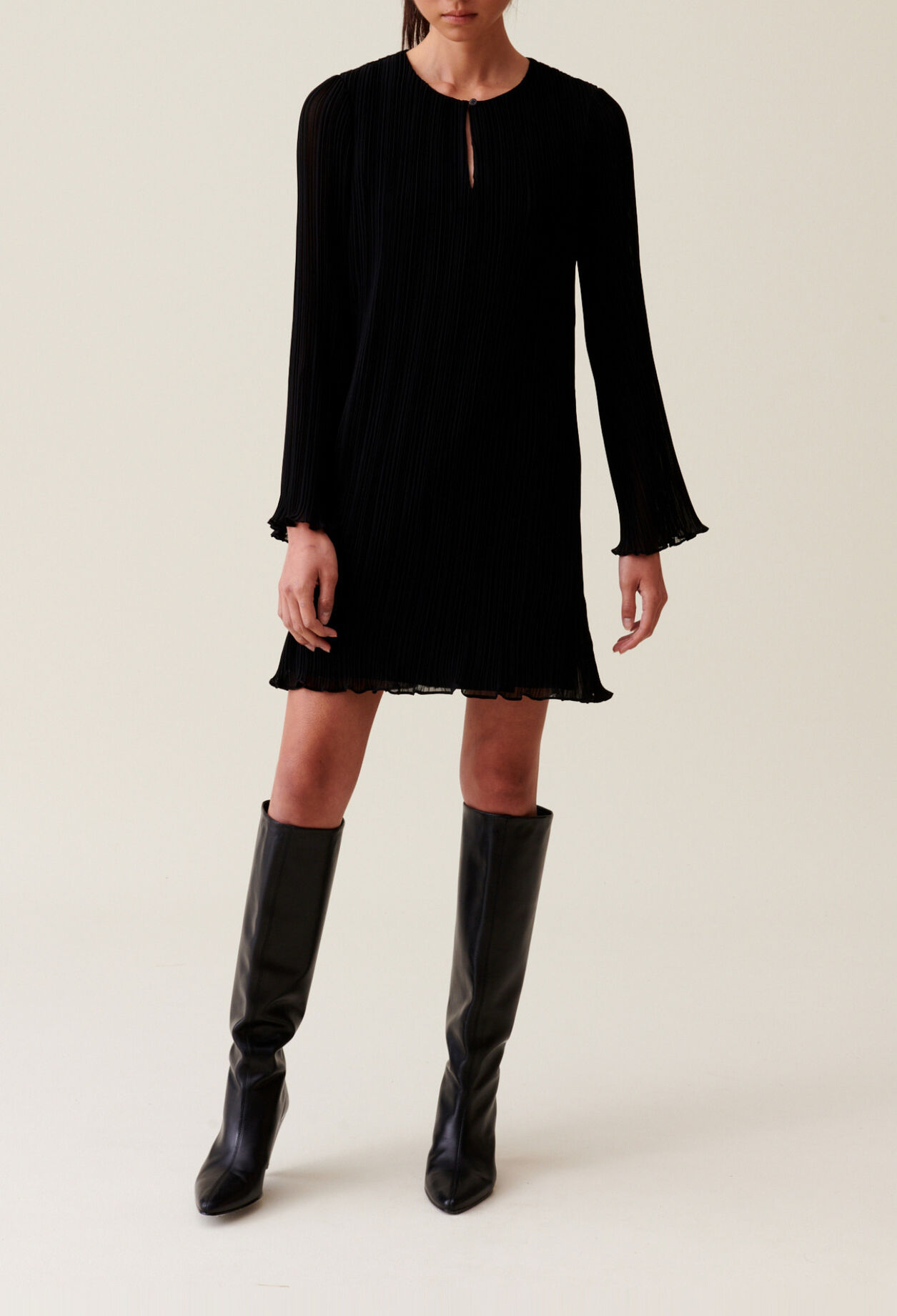 Kurzes, plissiertes Langarmkleid